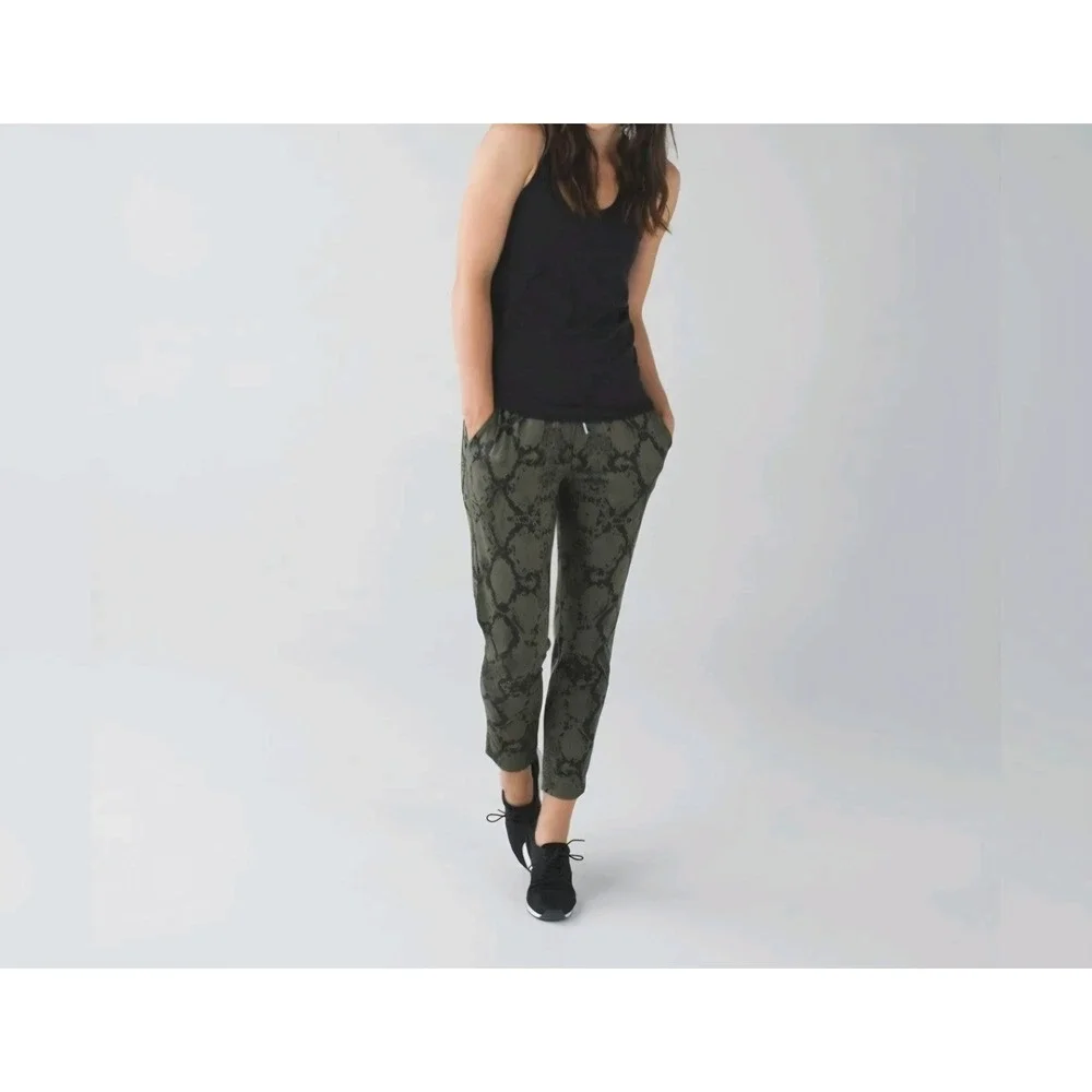 Lululemon Street To Studio Pant II 4 Green Snakeskin Pixelated Jogger Crop 7/8